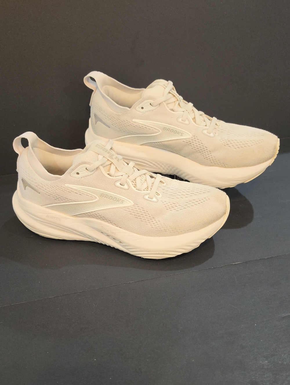 Brooks Glycerin 22 Women's Athletic Sneakers in Cream Size 9